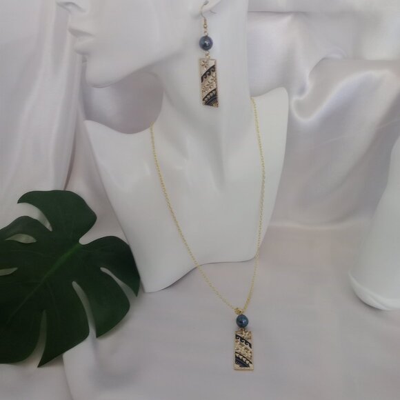 Gold Polynesian Motif Jewelry Set - Picture 4 of 4